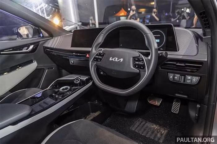 Nội thất xe sử dụng màu đen là chủ đạo và có thêm một vài chi tiết màu trắng. Vô-lăng hai chấu kích thước lớn kèm nhiều phím bấm chức năng. Đồng hồ hiển thị dạng kỹ thuật số với màn hình kích thước 12,3 inch. Hệ thống giải trí sử dụng màn hình 12,3 inch có thể kết nối Apple Carplay, Android Auto, đi kèm dàn âm thanh 14 loa Meridian.