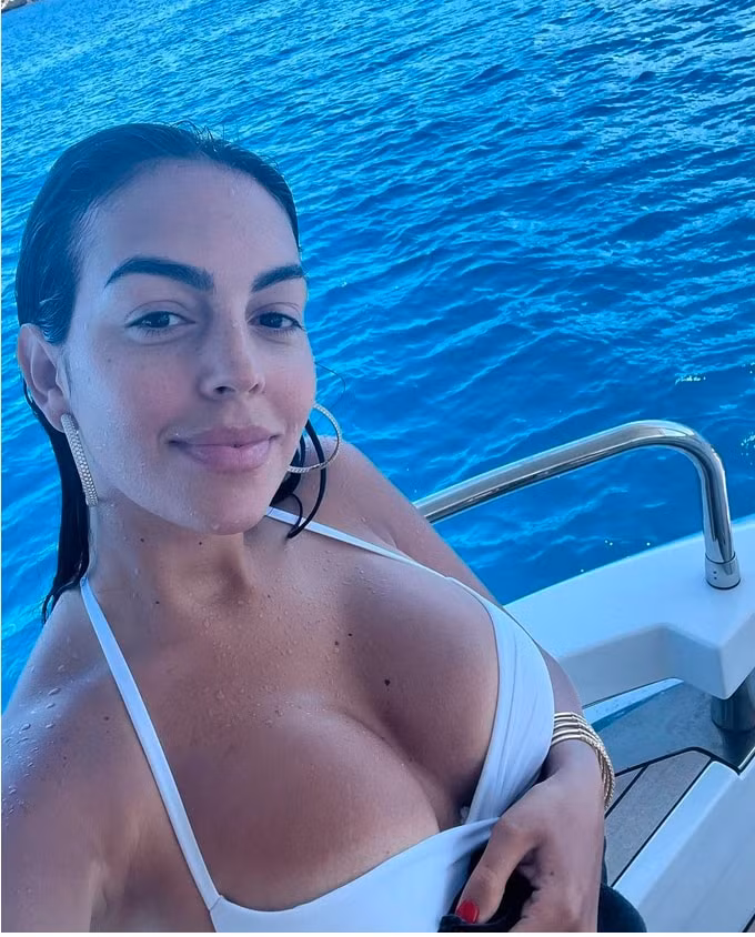 Hiện tại, Cristiano Ronaldo và cô bạn gái Georgina Rodriguez đang có chuyến đi nghỉ mát cực kỳ thư giãn trên chiếc siêu du thuyền trị giá hơn 5,5 triệu bảng Anh ở vùng biển Majorca của Tây Ban Nha. Ảnh: The sun