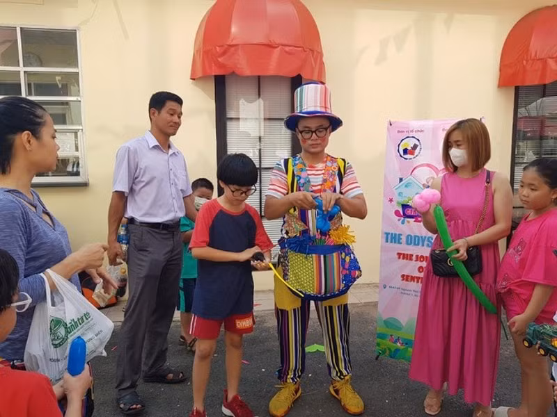 Các gia đình trải nghiệm biểu diễn bong bóng nghệ thuật tại Chương trình giao lưu 