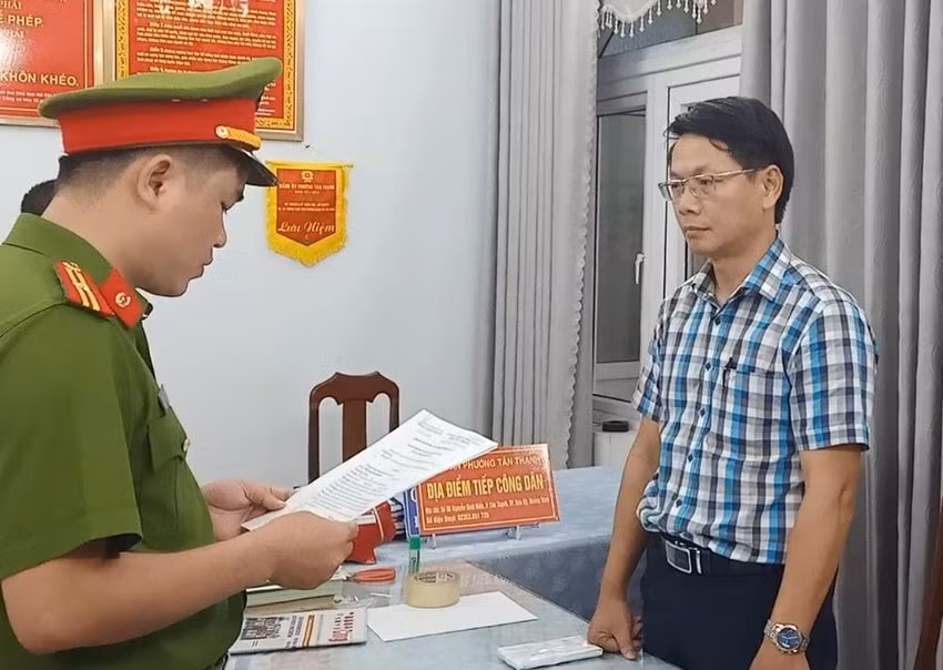 Cơ quan điều tra đọc lệnh bắt tạm giam bị can Trần Quang Kim Sơn.