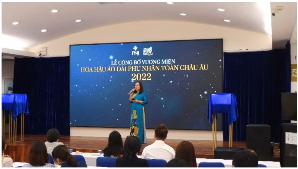 Bà Nguyễn Việt Triều – Ủy viên Liên hiệp hội người Việt Nam tại châu Âu - đại diện BTC Hoa hậu Áo dài phu nhân toàn châu Âu 2022.