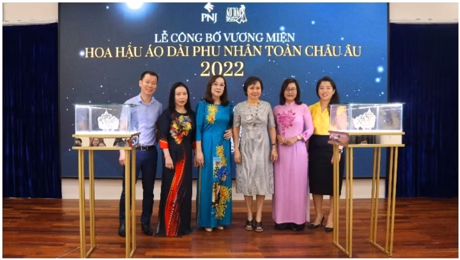 Đại diện các bên chụp ảnh lưu niệm cùng Vương miện 