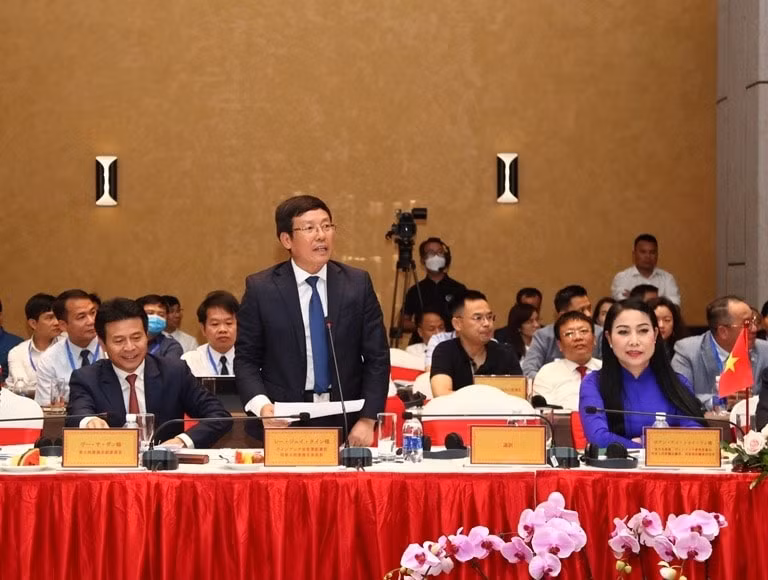 Chủ tịch UBND tỉnh Vĩnh Phúc phát biểu tại hội nghị.