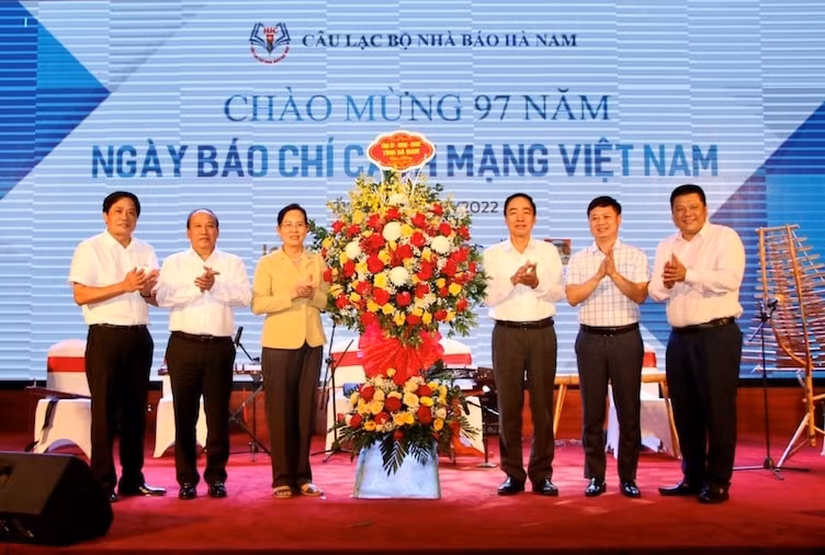Chủ tịch, các Phó Chủ tịch Câu lạc bộ nhà báo Hà Nam đón nhận lẵng hoa chúc mừng của đồng chí Lê Thị Thủy, Ủy viên Trung ương Đảng, Bí thư Tỉnh ủy, Chủ tịch HĐND tỉnh Hà Nam.