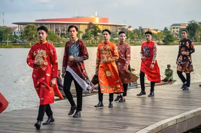Trình diễn áo dài nam trên cầu gỗ lim bán nguyệt.