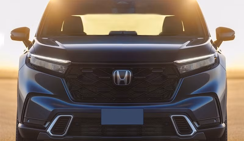 Bên cạnh đó, Honda CR-V 2023 còn có các khe thông gió hình tổ ong, các chi tiết trang trí bằng nhôm, các điểm nhấn màu đen bóng, ghế da đục lỗ với đường chỉ khâu tương phản màu nâu, hệ thống điều hòa khí hậu tự động hai vùng, sạc điện thoại thông minh không dây...