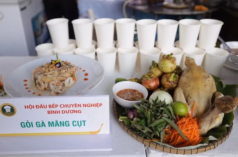 Món gỏi gà măng cụt đến từ tỉnh Bình Dương