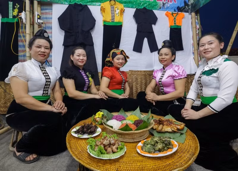 Tỉnh Điện Biên mang đến ẩm thực gà đen Tủa Chùa, xôi chim Mường Thanh, thịt heo xay hấp lá chuối...