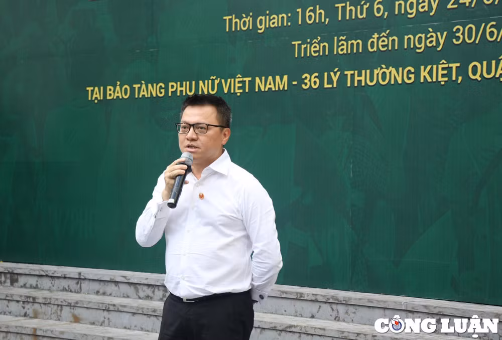 Tổng Biên tập Báo Nhân Dân Lê Quốc Minh phát biểu tại buổi triển lãm ảnh báo chí 