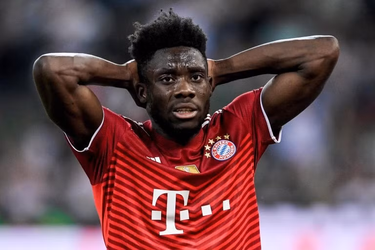 5. Alphonso Davies (Bayern Munich): Hậu vệ trái người Canada tỏa sáng trong màu áo đội bóng xứ Bavaria. Năng lượng dồi dào, tốc độ làm việc cường độ cao và khả năng đóng góp tuyệt vời trên mặt trận tấn công của Davies khiến anh trở thành một cầu thủ rất quan trọng tại Bayern. Alphonso Davies chắc chắn có một tương lai tươi sáng phía trước và hiện được định giá 72,1 triệu euro. Ảnh: Theo sportskeeda