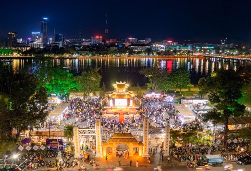 Đông đảo người dân và du khách tham gia Lễ hội