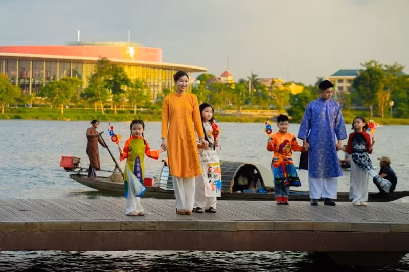 Khung cảnh nên thơ, hữu tình của sông Hương tôn thêm vẻ đẹp của tà áo dài