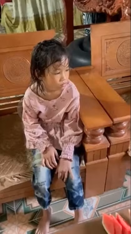 Cháu bé sau khi được giải cứu đã được anh Sao đưa về nhà gia đình anh Chu Quang Sao. Ảnh cắt từ clip