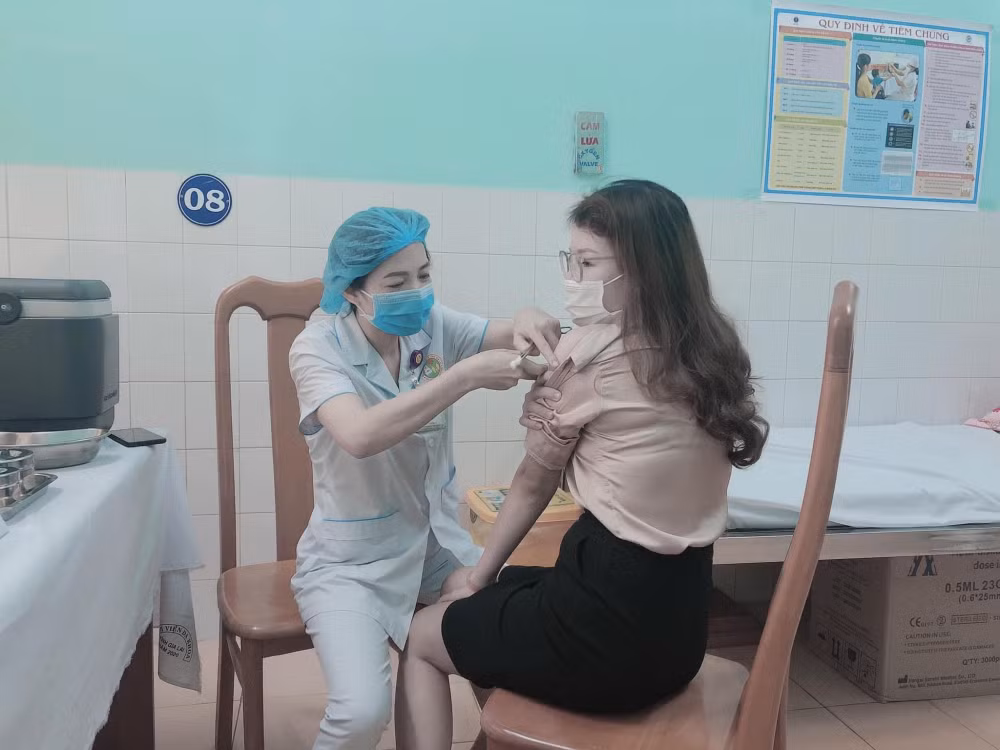 Nhân viên y tế bị nợ lương kéo dài, chế độ đãi ngộ thấp, nhiều người đã xin nghỉ việc chuyển sang các bệnh viện, các phòng khám tư nhân