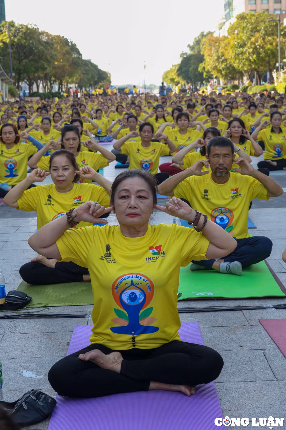 gan 1000 nguoi dong dien yoga tai pho di bo nguyen hue hinh 12