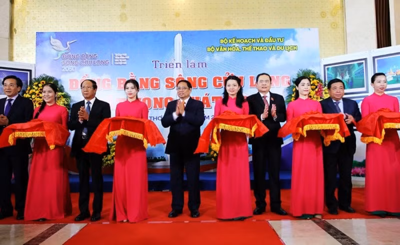 thu tuong cat bang khai mac trien lam anh ve dong bang song cuu long hinh 1