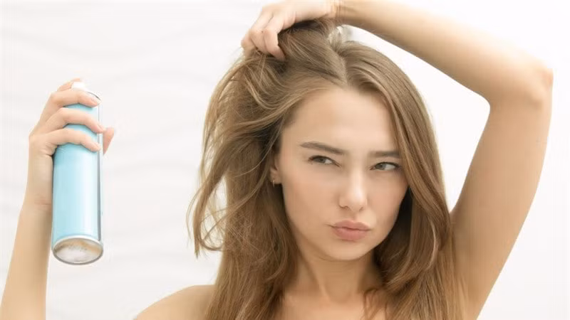 nhung luu y khi su dung dau goi kho dung cach giup toc sach va khoe hinh 1