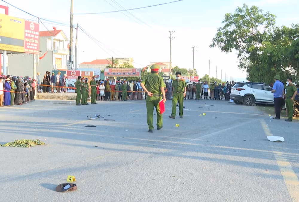 quang binh o to va cham xe may 3 nguoi thuong vong hinh 1