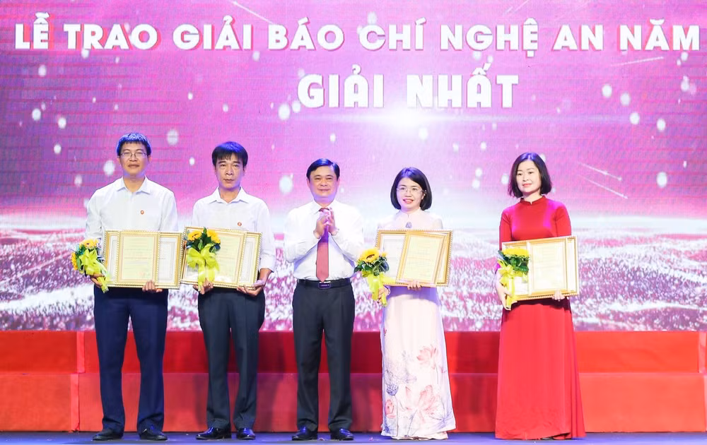 nghe an gap mat nhan ky niem 97 nam ngay bao chi cach mang viet nam hinh 2