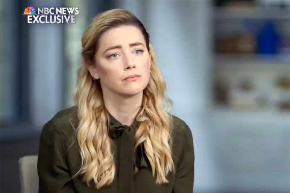 amber heard di mua hang giam gia sau khi thua kien hinh 1