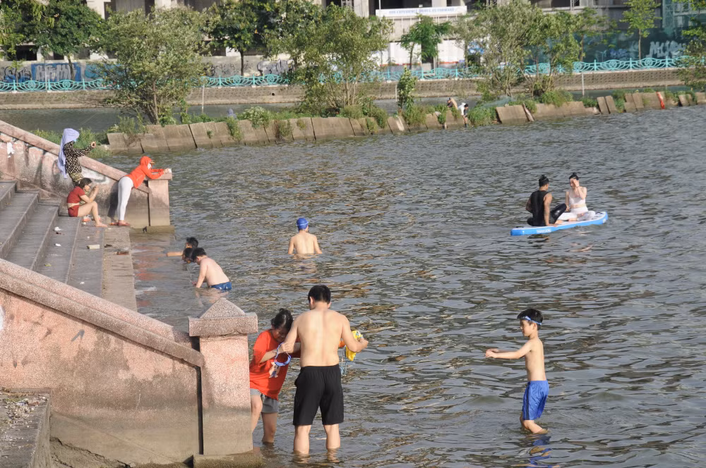 nang nong dinh diem nguoi dan ha noi do xo ra ho tay tam mat hinh 1
