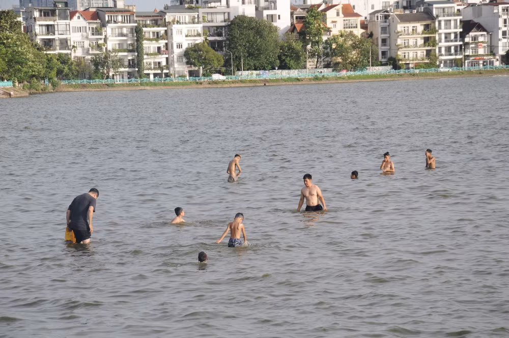 nang nong dinh diem nguoi dan ha noi do xo ra ho tay tam mat hinh 2