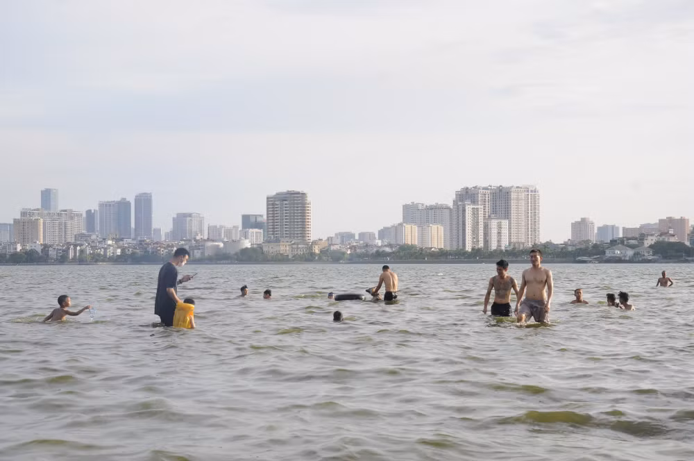 nang nong dinh diem nguoi dan ha noi do xo ra ho tay tam mat hinh 4
