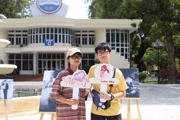 trien lam chuyen cua me hinh anh me trong mat gen z hinh 4