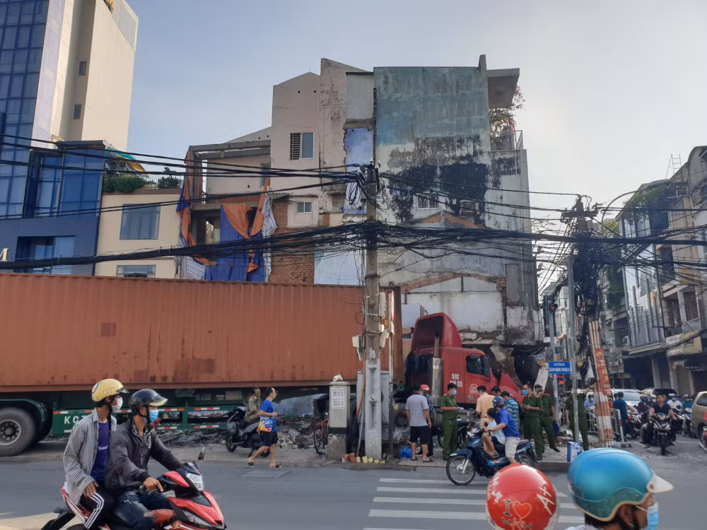 xe container huc vang xe may dam nat tiem vang ben giao lo o tp hcm hinh 4