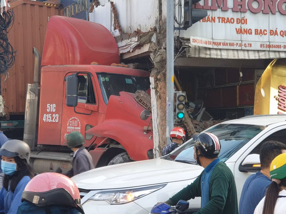 xe container huc vang xe may dam nat tiem vang ben giao lo o tp hcm hinh 1