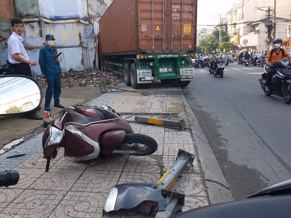 xe container huc vang xe may dam nat tiem vang ben giao lo o tp hcm hinh 3