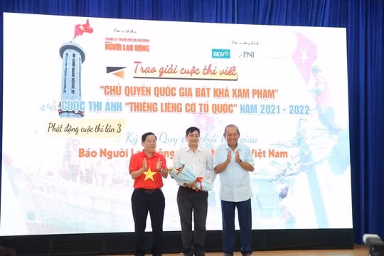 bao nguoi lao dong trao giai cuoc thi viet chu quyen quoc gia bat kha xam pham hinh 1