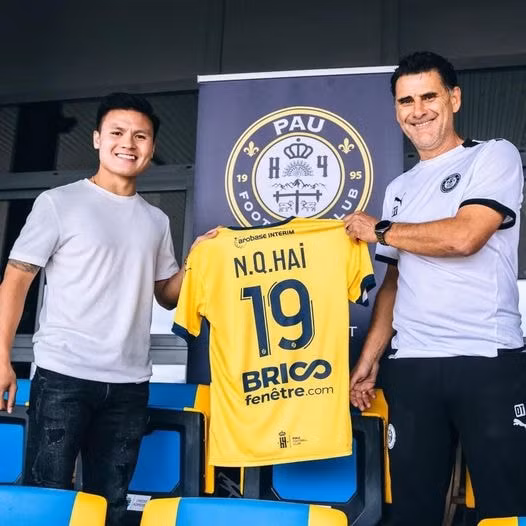 Quang Hải mặc số 19 ở CLB Pau FC. Ảnh: Facebook nhân vật