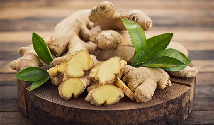 Sử dụng gừng trị đau đầu: Nhờ chứa nhiều thành phần có dược tính cao, củ gừng có thể hỗ trợ giảm đau, giảm viêm hiệu quả. Thử nghiệm lâm sàng cho thấy bột gừng mang lại hiệu quả tương tự như thuốc trị&nbsp;đau nửa đầu&nbsp;kê toa. Do đó, để cải thiện tình trạng này bạn có thể thêm một vài lát gừng nạo vào nước sôi khi pha trà hoặc sử dụng bất kỳ loại thực phẩm nào có gừng đều được.