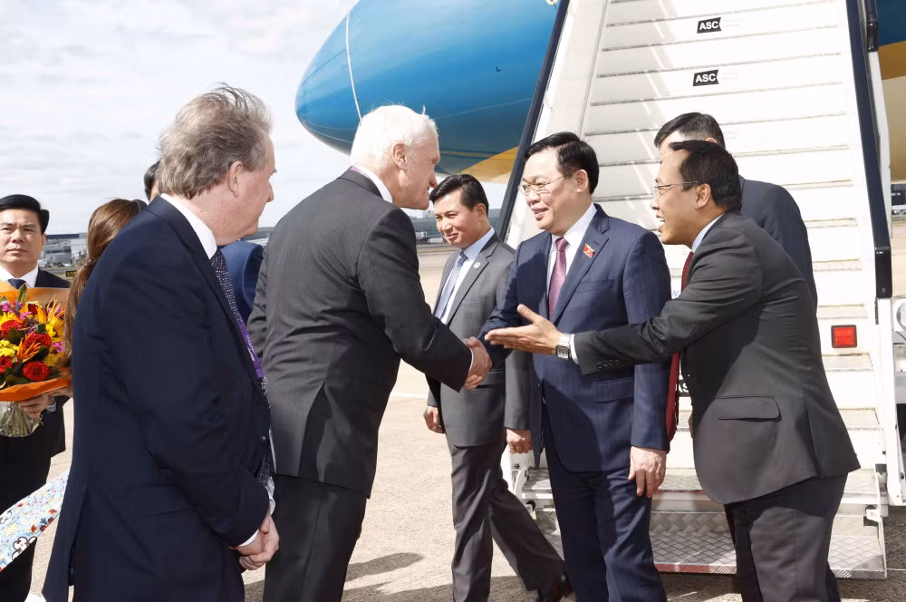 Nghị sĩ Graham Stuart, nghị sĩ Wayne David, Phó Đại sứ Anh tại Việt Nam Marcus Winsley chào đón Chủ tịch Quốc hội Vương Đình Huệ cùng Đoàn đại biểu cấp cao Quốc hội Việt Nam tại sân bay.
