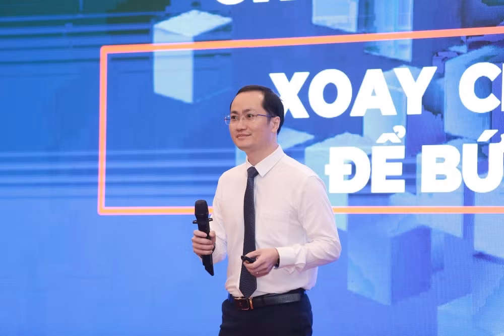 Trong khuôn khổ Hội thảo, ông Đặng Triều Dương - Trưởng phòng Kinh doanh Trung tâm Công nghệ thông tin MobiFone đã chia sẻ về hệ sinh thái sản phẩm công nghệ thông tin của MobiFone đồng thời nêu lên những ứng dụng thiết thực của bộ sản phẩm trong điều hành doanh nghiệp. Nguồn ảnh: Mobifone