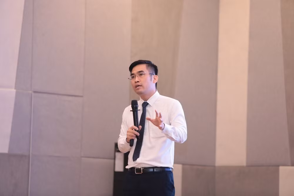 Tại chương trình, ông Đỗ Đạt Cao Như Sơn – Giám đốc sản phẩm MobiFone Smart Office cũng đã có bài trình bày giới thiệu chi tiết về sản phẩm của MobiFone tới các doanh nghiệp tham dự. Nguồn ảnh: Mobifone