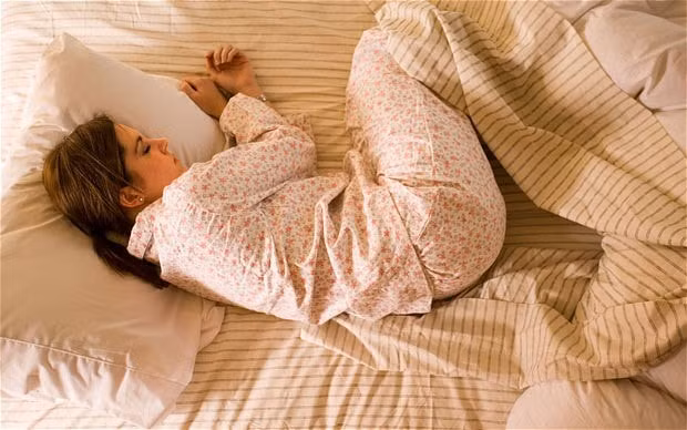 Nghỉ ngơi, ngủ đủ giấc: Áp lực, căng thẳng do công việc hay thiếu ngủ là những yếu tố không chỉ tác động xấu đến sức khỏe mà còn được xem là nguyên nhân khởi phát cơn đau đầu ở một số người. Một nghiên cứu của Trung tâm Thông tin Công nghệ sinh học của Mỹ – NCBI về tần suất và mức độ nghiêm trọng của cơn đau đầu giữa 2 nhóm người ngủ ít hơn và nhiều hơn 6 tiếng/đêm đã cho thấy: Nhóm đối tượng ngủ dưới 6 tiếng thường bị đau đầu dữ dội và cơn đau tái phát nhanh hơn. Vì vậy, nếu bạn đang tìm cách chữa đau đầu tại nhà&nbsp;thì hãy tạm dừng công việc và cho đầu óc được nghỉ ngơi, có thể ngủ một giấc sâu là việc làm vô cùng cần thiết. Tuy nhiên, ngủ nhiều quá cũng không hay, thời gian ngủ chỉ nên dao động từ 7 – 9 tiếng mỗi ngày là đủ.