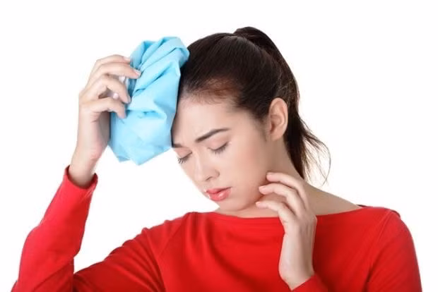 Chườm nóng hoặc chườm lạnh: Kết hợp chườm lạnh và chườm nóng vô cùng hiệu quả để giảm cơn đau đầu và các biến chứng do tình trạng này gây ra như&nbsp;căng cứng cơ cổ, nhức vai,&nbsp;đau cổ… Cụ thể, chườm đá làm tê các cơn đau nhói đầu. Trong khi đó chườm khăn nóng, ướt giúp thư giãn cơ cổ căng cứng, giảm cơn đau.
