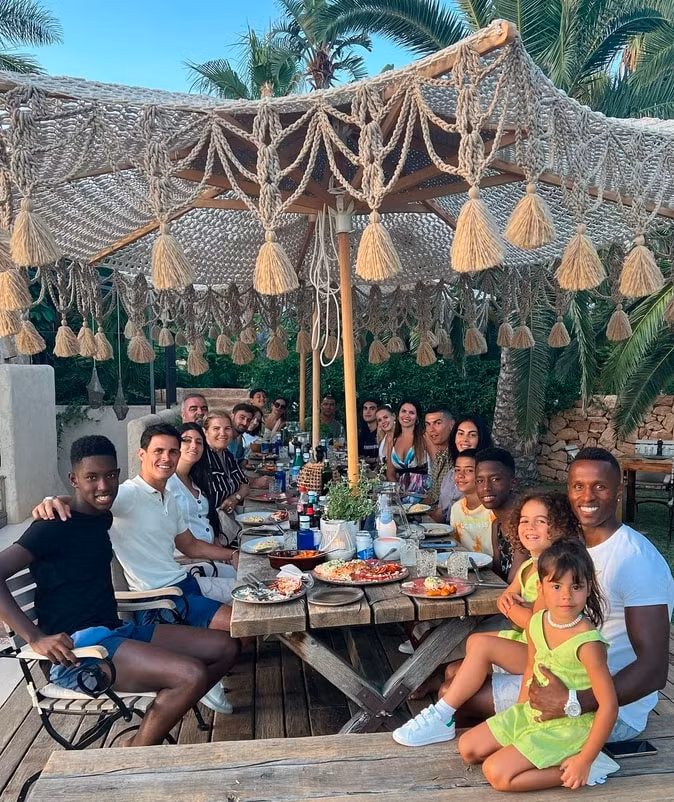 Ronaldo tranh thủ gặp gỡ nhiều bạn bè. Ảnh: Daily Mail