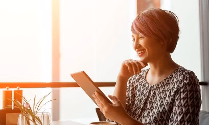 Cải thiện trí não và tinh thần:&nbsp;Phương pháp ngâm chân nước nóng sẽ tạo ra niềm hạnh phúc cho con người bằng cách thư giãn sâu, giảm stress, áp lực và hồi phục sự cân bằng giữa suy nghĩ và cảm xúc. Bên cạnh đó, phương pháp cổ truyền này còn giúp mang lại cho bạn cảm giác hài lòng, thỏa mãn, tăng cường sự tập trung trí não và kiểm soát lo âu, tăng cường mức năng lượng mỗi khi cảm thấy mệt mỏi.