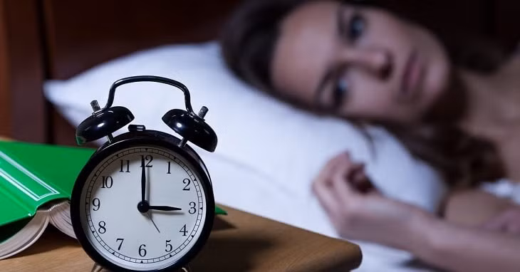Giảm chứng mất ngủ:&nbsp;Ngâm chân nước nóng đều đặn vào mỗi buổi tối trước khi đi ngủ sẽ giúp bạn ngủ ngon và sâu hơn. Nên kết hợp thêm xoa bóp nhẹ nhàng bàn chân để tạo những tác động tích cực đến hệ thần kinh, kích thích tuần hoàn máu, điều hòa khí huyết và cân bằng cơ thể.&nbsp;