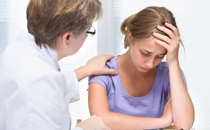 Chữa trị các bệnh mãn tính:&nbsp;Thường xuyên ngâm chân nước nóng sẽ làm giảm các triệu chứng của bệnh mãn tính. Đặc biệt, ngâm chân nước nóng kết hợp với bấm huyệt bàn chân còn được áp dụng thành công để điều trị nhiều căn bệnh khác nhau, từ tiểu đường cho đến lạc nội mạc tử cung và đau cơ xơ hóa. Ngoài ra, phương pháp trị liệu này còn giúp cải thiện hiệu quả hóa trị liệu cho bệnh nhân ung thư.