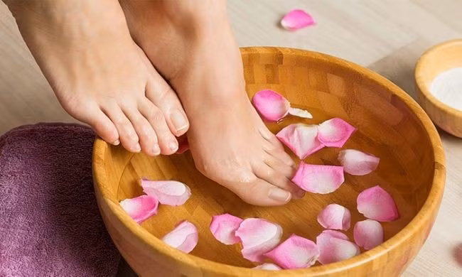 Trị bệnh ngoài da:&nbsp;Một số bệnh nấm chân hoặc nấm móng chân đều được chữa trị hiệu quả bằng phương pháp ngâm chân nước nóng và muối. Muối là một trong những nguyên liệu chăm sóc da rất tốt với tác dụng tẩy tế bào chết, giảm viêm nhiễm, ngứa, đau nhức và nhanh chóng phục hồi vết thương.&nbsp;