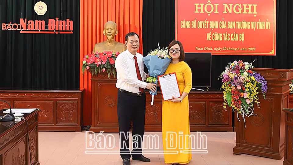 Đồng chí Lê Quốc Chỉnh, Phó Bí thư Thường trực Tỉnh ủy, Chủ tịch HĐND tỉnh, Trưởng đoàn Đoàn đại biểu Quốc hội tỉnh trao Quyết định và tặng hoa cho đồng chí Nguyễn Thị Thu Thủy. Ảnh: Báo Nam Định