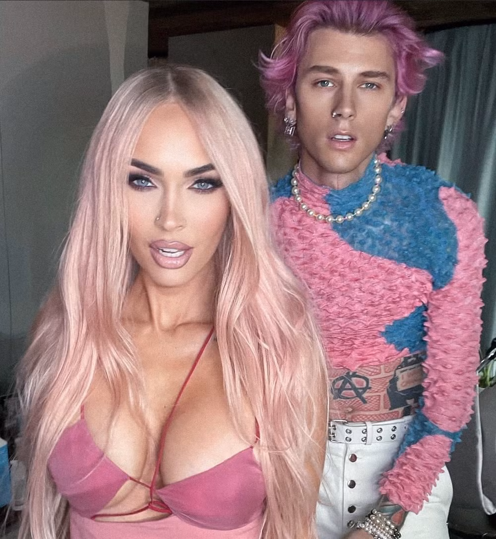Fan không thể rời mắt khi thấy bộ váy cắt xẻ táo bạo của cô nàng Megan Fox. Ảnh: Instagram nhân vật