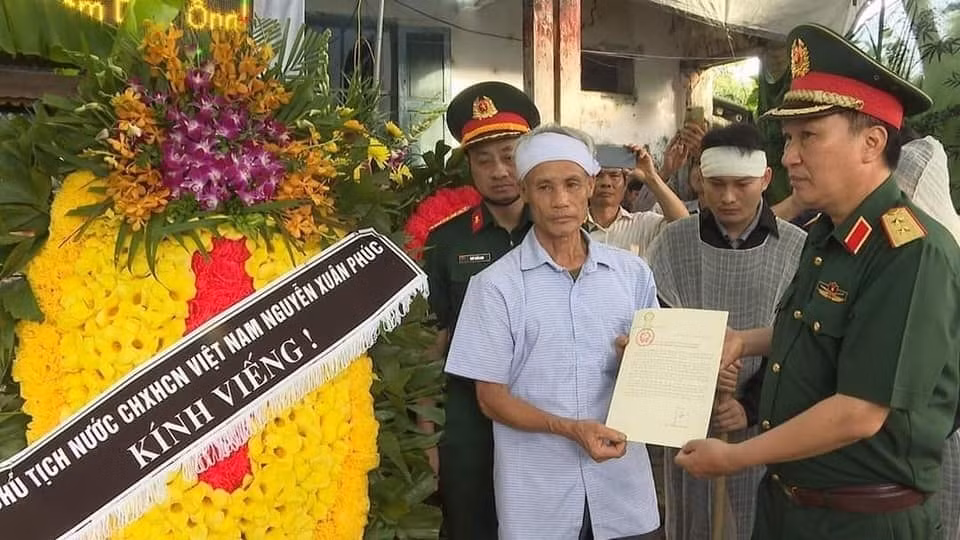 Lãnh đạo Tổng cục Công nghiệp quốc phòng trao thư của Chủ tịch nước gửi gia đình đồng thượng tá Bùi Văn Nhiên. Ảnh: Thanh niên