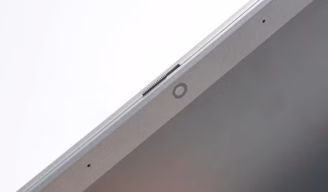 Điểm cộng cho camera của E140 là có thanh gạt để che lại, tương tự Shutter trên các máy ThinkPad. Khi không dùng đến webcam, người dùng nên gạt nút này để tránh rò rỉ hình ảnh cá nhân.