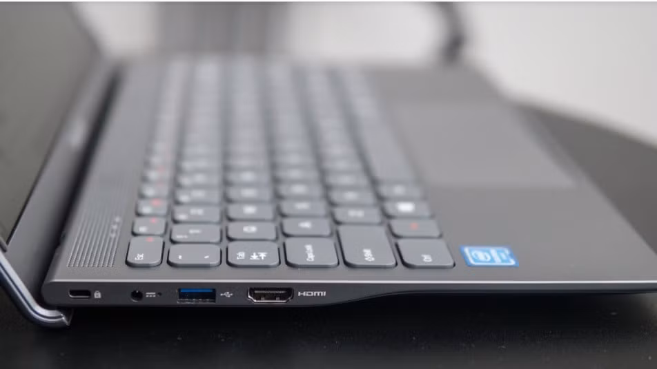 Sau khi cài Windows và một số phần mềm Office, máy còn khoảng 90 GB lưu trữ. Tuy nhiên, khác với E116 có sẵn khe cắm ngoài để nâng cấp bộ nhớ, người dùng nếu muốn mở rộng dung lượng cho E140 sẽ cần bộ nhớ ngoài. E140 có đầy đủ các cổng kết nối cơ bản, gồm hai cổng USB 3.0, nguồn, cổng HDMI, cổng tai nghe 3,5 mm, khe cắm thẻ microSD. Máy thiếu khe cắm SD và cổng Ethernet.