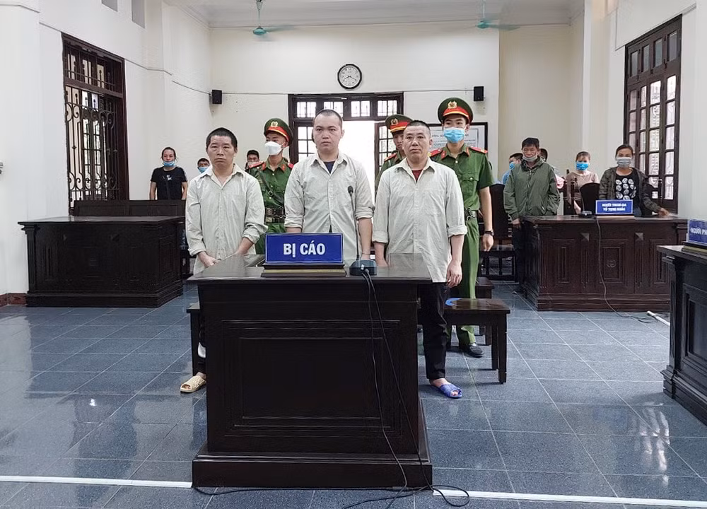 3 bị cáo bị xử phạt tử hình vì buôn bán, vận chuyển trái phép 40 bánh hê rô in. (Ảnh: Báo Lào Cai)